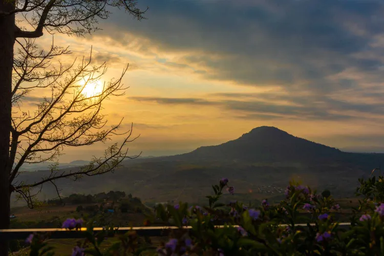 อำเภอชนแดน : จุดชมวิวเขาตะเคียนโง๊ะ (Source: การท่องเที่ยวแห่งประเทศไทย)