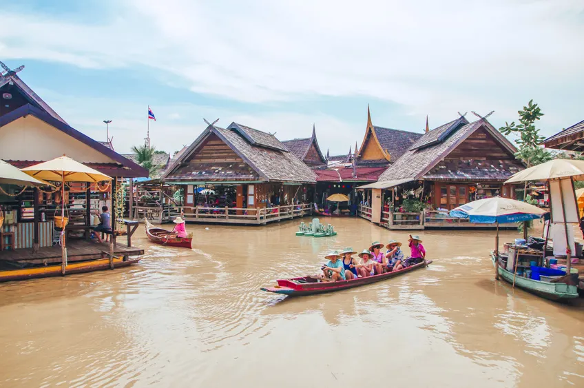 ตลาดน้ำ 4 ภาค บางละมุง (แหล่งที่มาของภาพ: eakkaluktemwanich/Shutterstock)