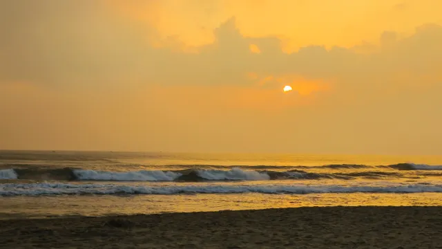 峴港美溪海灘的日落美景。圖片來源︰Trip.com