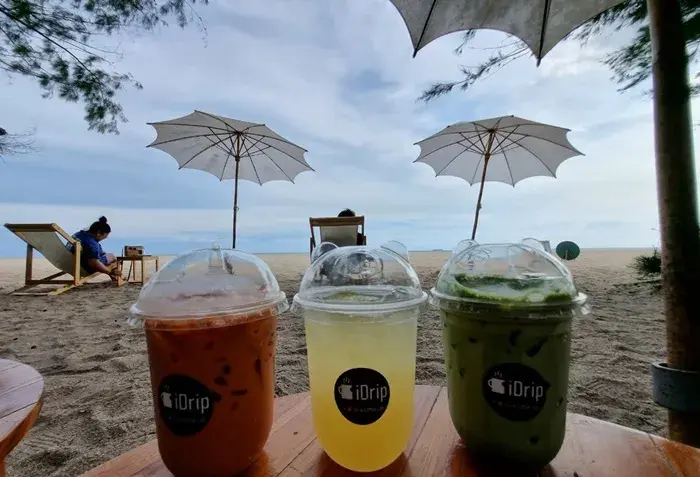 เครื่องดื่มเย็นๆ ริมหาดแหลมเจริญ - จ.ระยอง (แหล่งที่มาของภาพ: toptotravel)