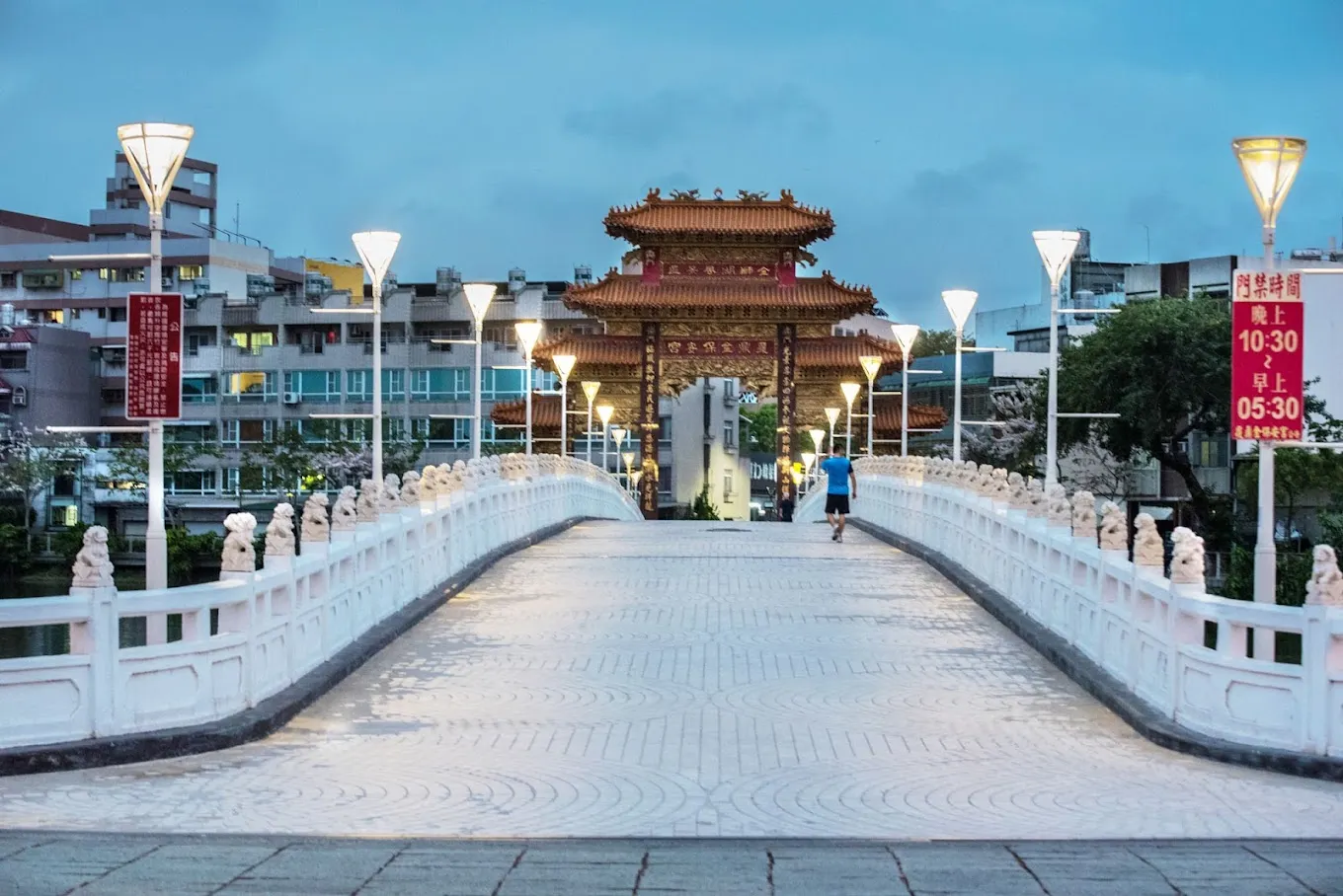 高雄覆鼎金保安宮的著名長橋