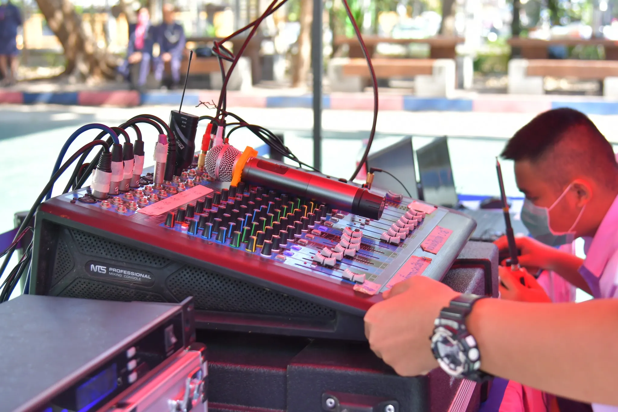 โรงเรียนอุดรพิทยานุกูล - อุตรธานี : เบื้องหลังการคุมเครื่องเสียง (Source: ร.ร.อุดรพิทยานุกูล เทคโนโลยีการศึกษา ภาพกิจกรรม)