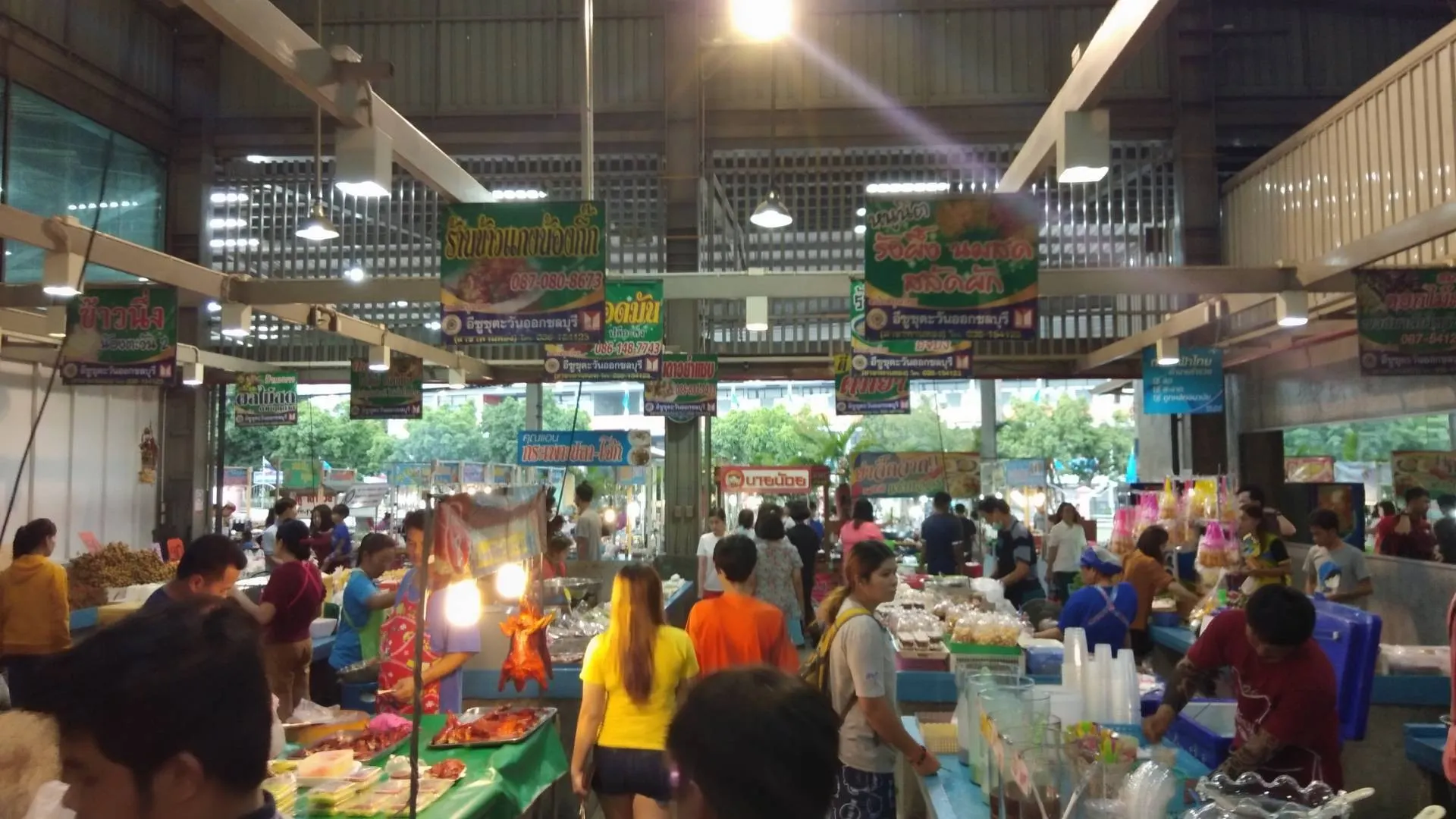 ตลาดฟ้าไทย ชลบุรี ตำบลดอนหัวฬ่อ (แหล่งที่มาของภาพ: Mydear/Wongnai)
