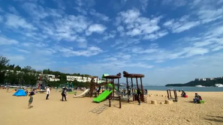 大白灣沙灘擁有全港唯一的沙灘遊樂場