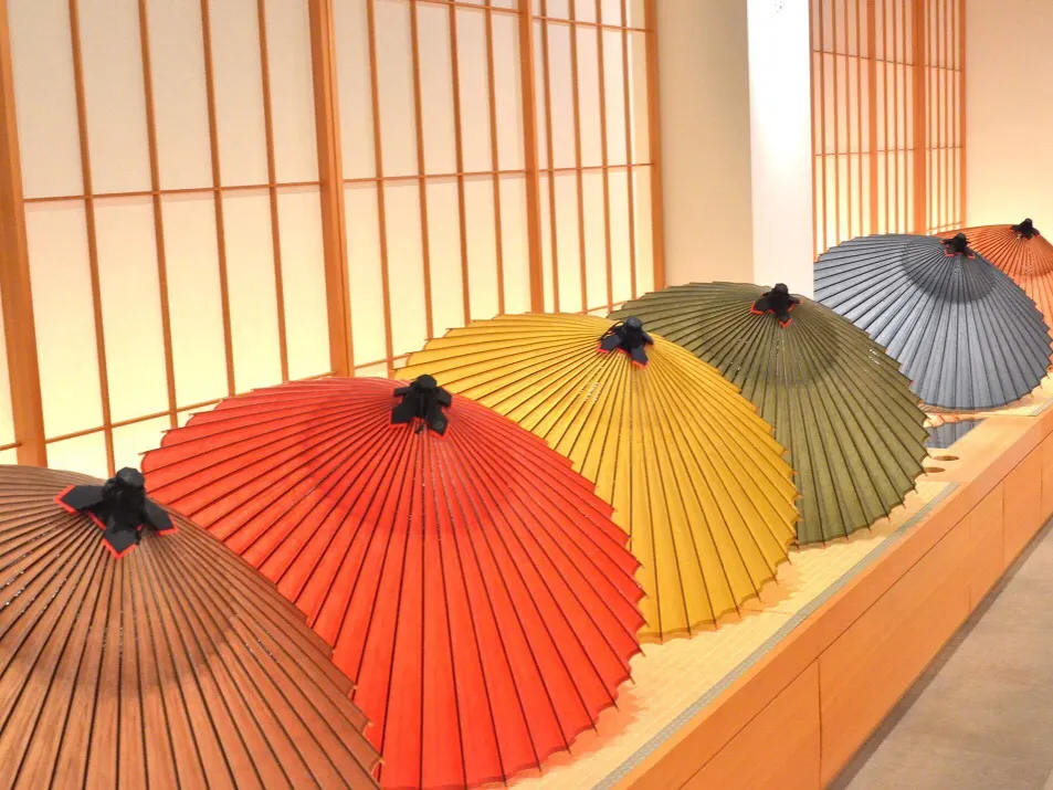 京都錦市場內可購買的日本傳統工藝品-紙傘