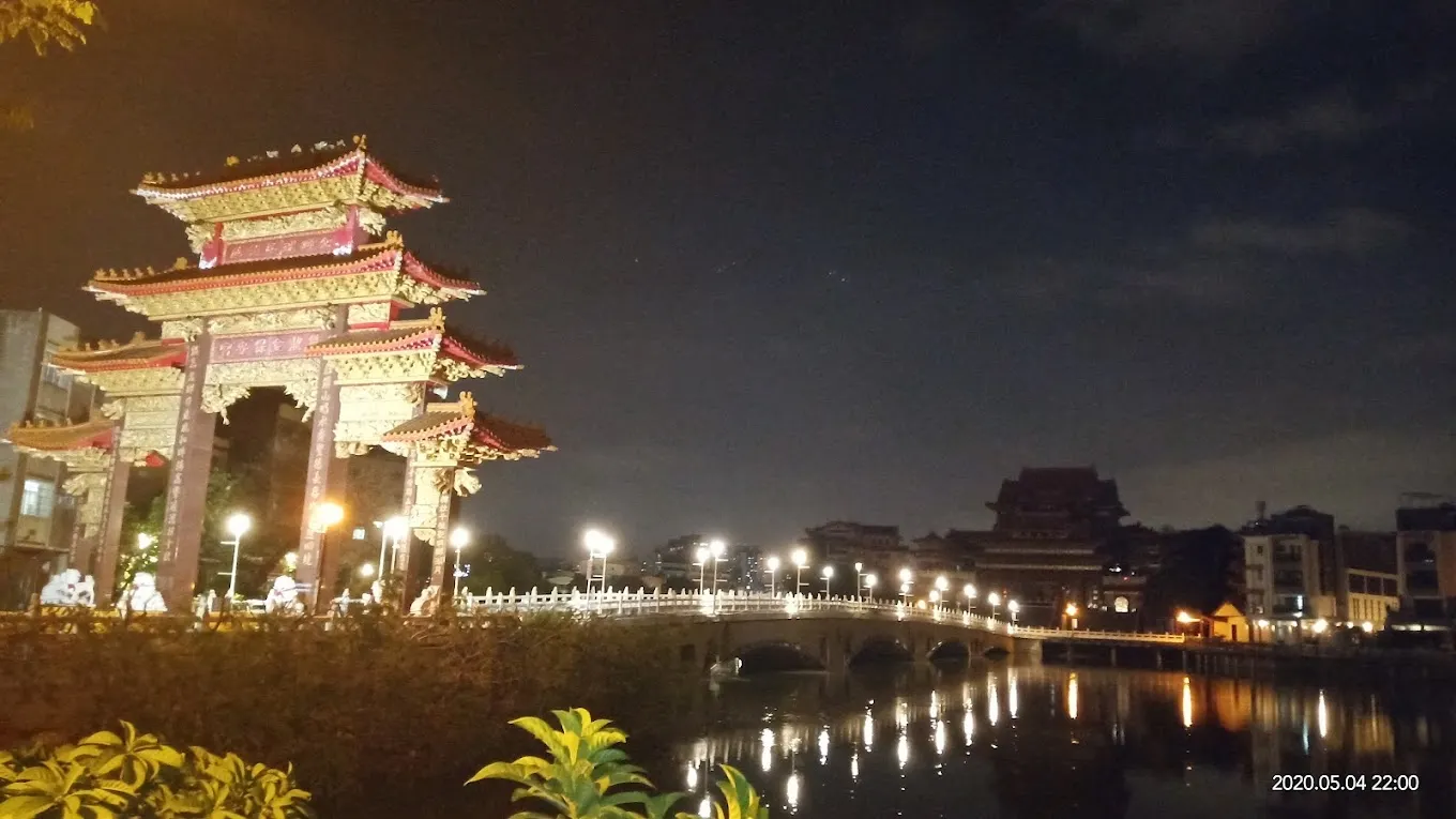 夜晚的高雄覆鼎金保安宮