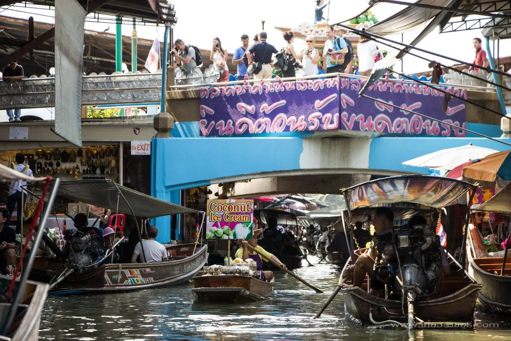 ตลาดน้ำดำเนินสะดวก - ดำเนินสะดวก ราชบุรี : สะพานข้ามแม่น้ำ (Source: เที่ยวราชบุรี)