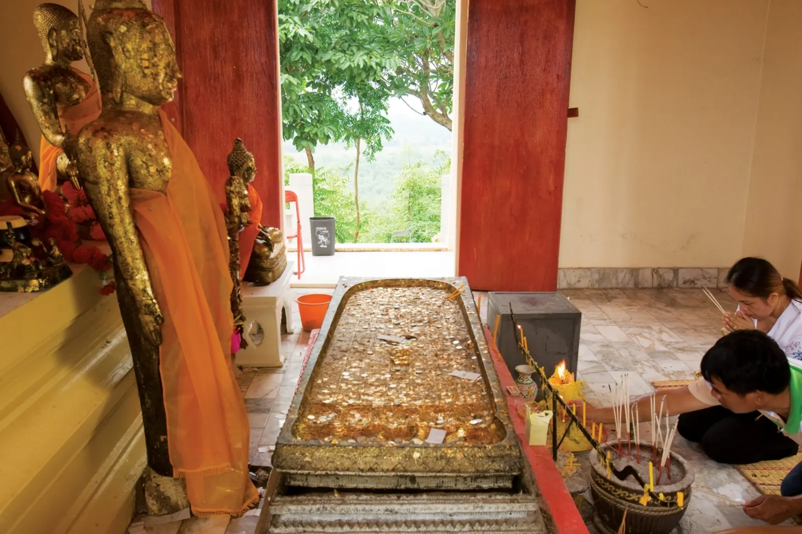 ตำบลสาริกา : รอยพระพุทธบาทจำลองเขานางบวช (Source: การท่องเที่ยวแห่งประเทศไทย)