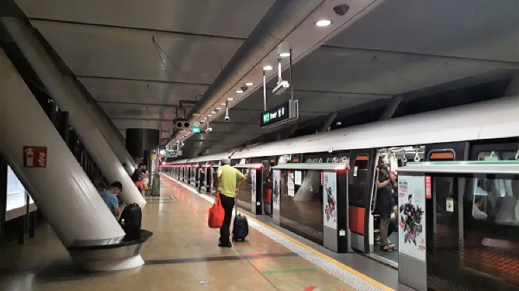 Singapore MRT station's platform. Source: Photo by zhenkang / Wikipedia.