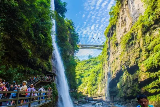 恩施大峽谷有幾百公尺的地縫，也有高處的懸空棧道，能享受不同的刺激感。