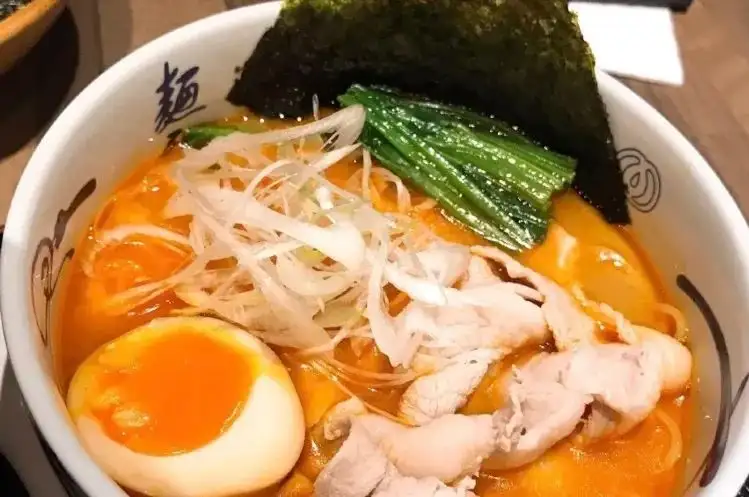 赤拉麵的湯底濃厚、掛麵