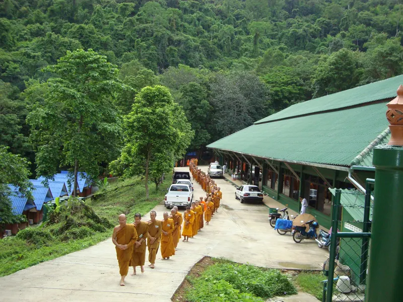 อำเภอแม่สรวย : การเดินบิณฑบาตของพระสงฆ์จากวัดถ้ำพระบำเพ็ญบุญ (Source: Thailand Tourism Directory)