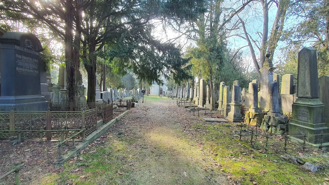 布爾諾的The Brno Jewish Cemetery的步道