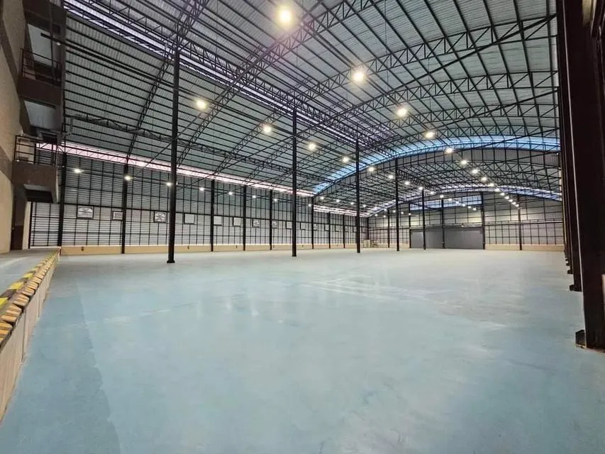 โกดังเก็บของ - จ.ชลบุรี (แหล่งที่มาของภาพ: ennxo)