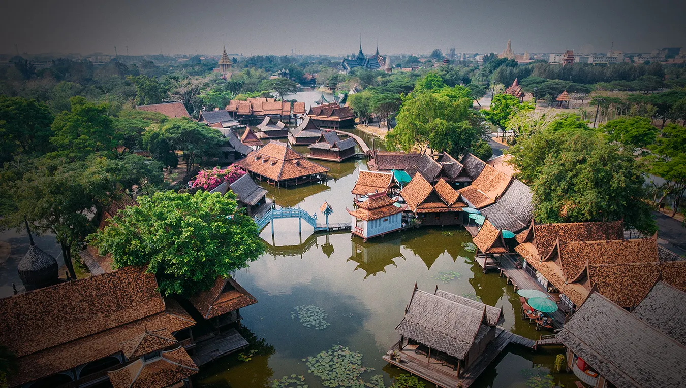 อำเภอเมืองสมุทรปราการ : ภาพมุมสูงจากเมืองโบราณ สมุทรปราการ (แหล่งที่มา: บ้านโบราณ)