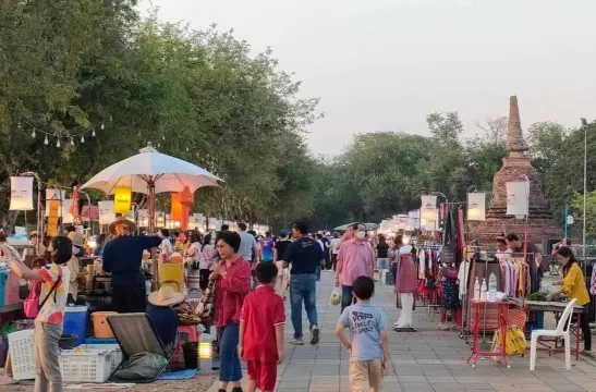 ตลาดท่าน้ำรับเสด็จ อุทยานแห่งชาติสุโขทัย อำเภอ สวรรคโลก (แหล่งที่มาของภาพ: Phon/Wongnai)