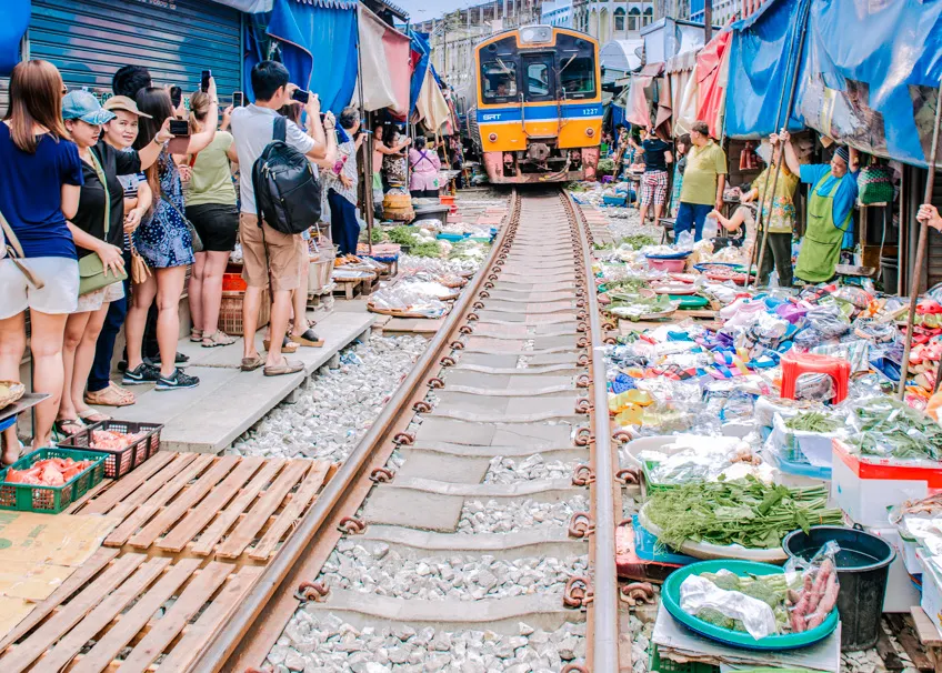 ตลาดร่มหุบ ตำบลแม่กลอง (แหล่งที่มาของภาพ: Prachaya Roekdeethaweesab/Shutterstock)