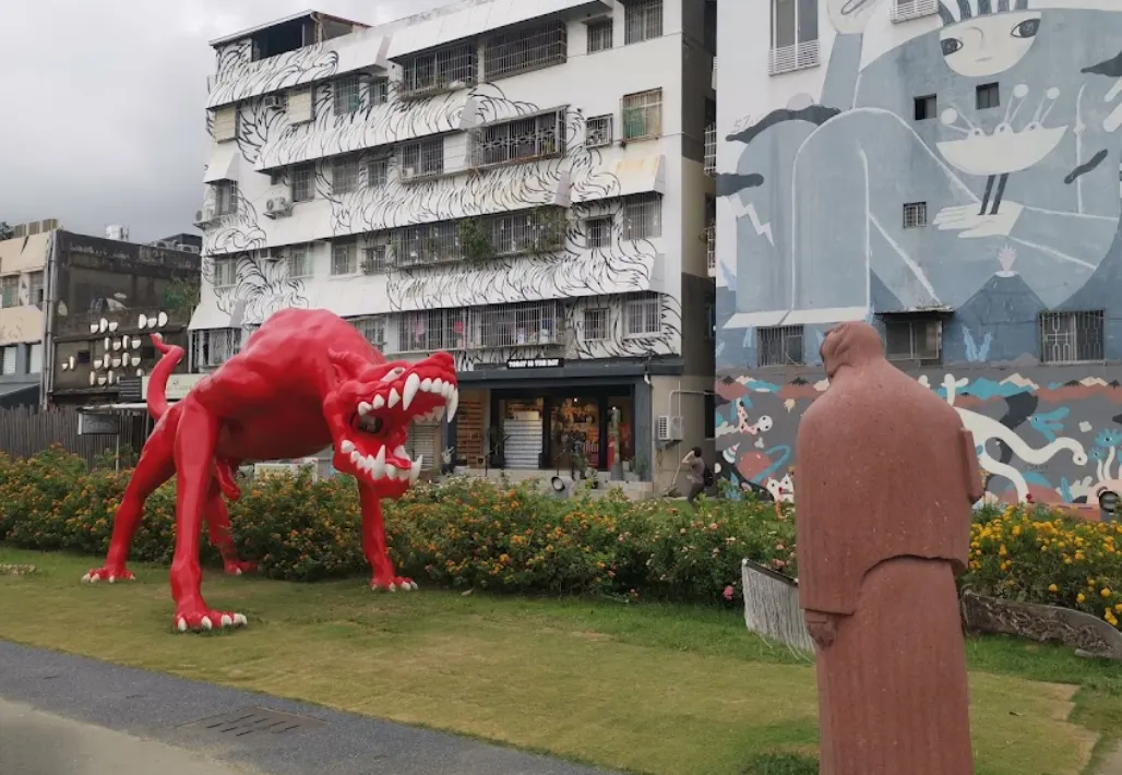 高雄駁二藝術特區的「大紅人的雜務」雕像