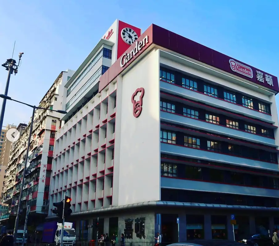 嘉頓中心的標誌性紅白建築在鬧市中仍舊搶眼（Photo source: riejapanavi @instagram）