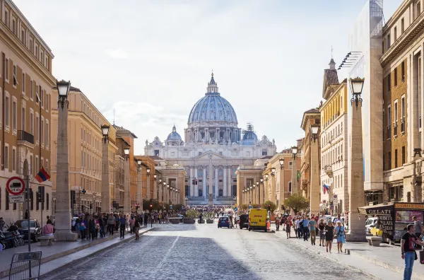 Downtown area of Rome, Source: Photo by Claudio on Unsplash