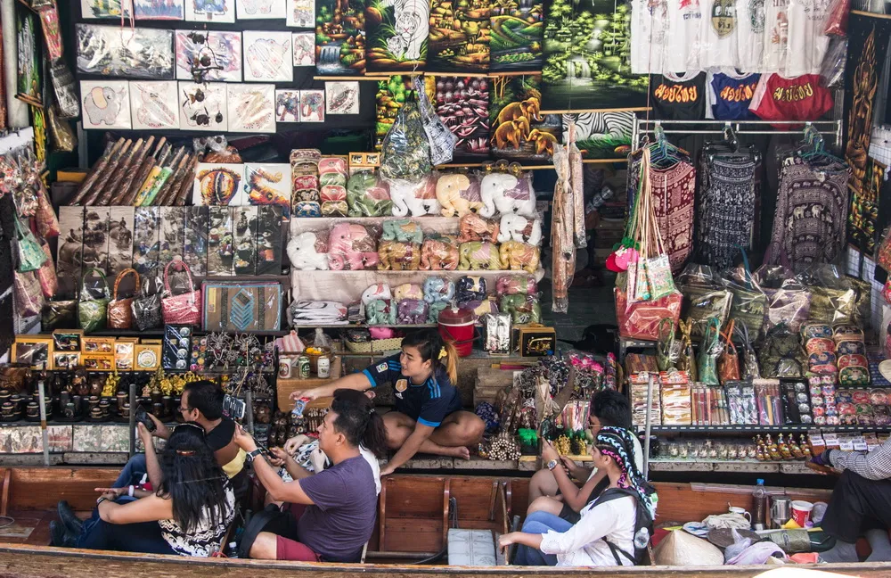 ตลาดน้ำดำเนินสะดวก - ดำเนินสะดวก ราชบุรี : ร้านค้าริมฝั่งแม่น้ำ (Source: เที่ยวราชบุรี)