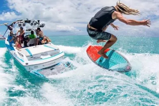 wakesurfing 可做到不同的水上花式