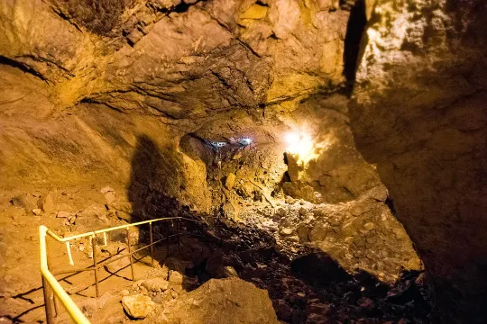 滋賀大学彦根キャンパス, 河内風穴