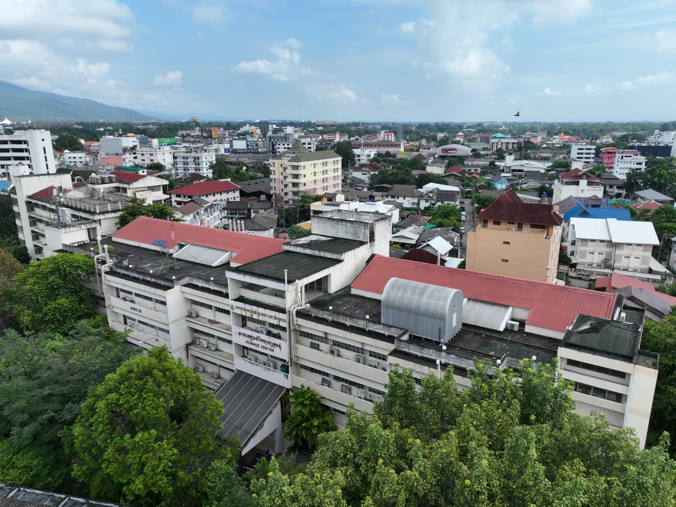 ภาพมุมสูงมหาวิทยาลัยราชภัฏเชียงใหม่ - จ.เชียงใหม่ (แหล่งที่มาของภาพ: sdgs.cmru)