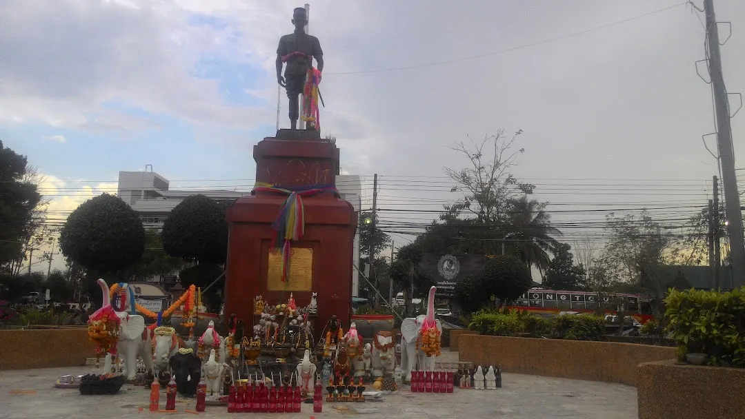 อนุสาวรีย์พระบำรุงราษฎร์ (จูมมณี) อำเภอ พิบูลมังสาหาร (แหล่งที่มาของภาพ: Worldorgs)