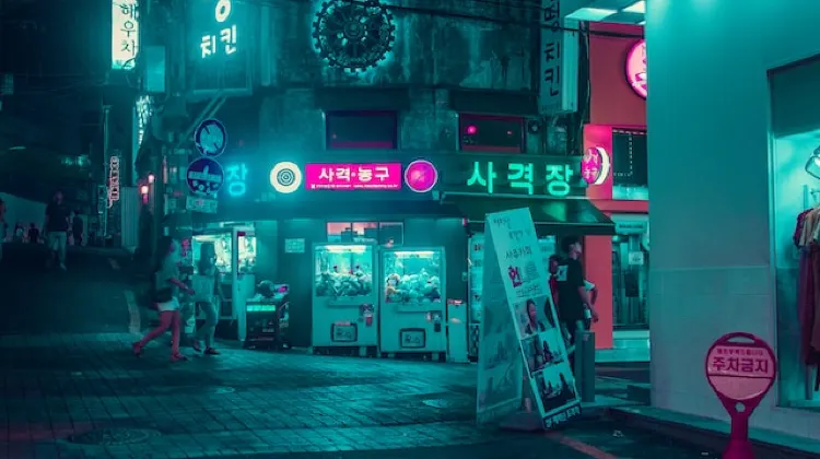 首爾市區夜晚的紅燈綠酒  圖片來源：unsplash