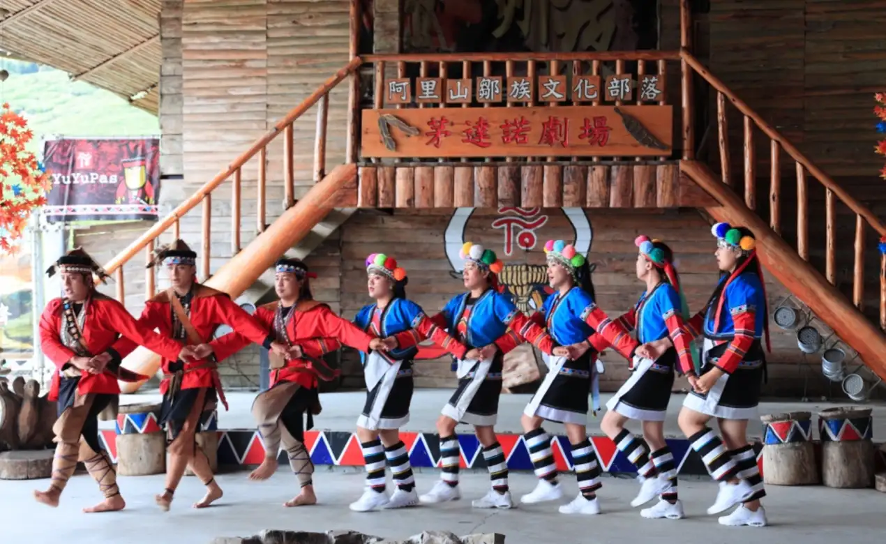 鄒族傳統歌舞表演是來優遊吧斯的重頭戲