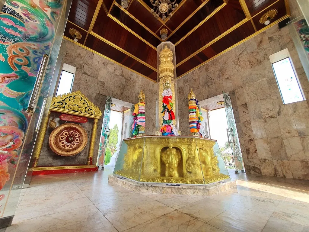 เสาหลักเมือง - จ.สุราษฎร์ธานี (แหล่งที่มาของภาพ: รถตู้เช่าสุราษฎร์ธานี Van Suratthani Traval)