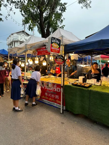 ถนนคนเดินลำพูน - ลำพูน : ร้านขายผัดไทย (Source: EakSarawut/Wongnai)