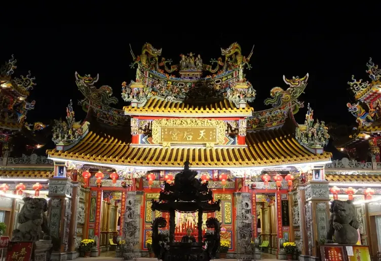 台東天后宮的夜景。