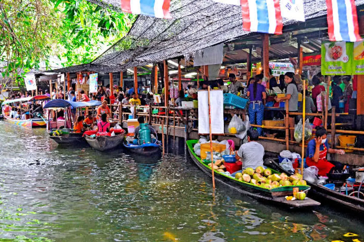 อำเภอโพธาราม : ตลาดน้ำดำเนินสะดวก (Source: Natasha Nguyen/Trip.com)