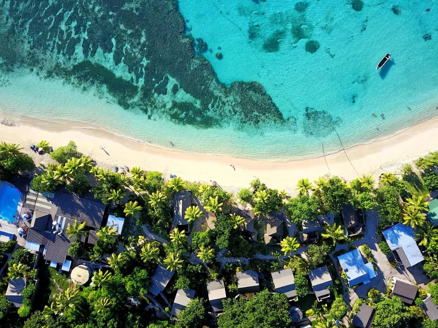 斐濟亞薩瓦島的藍礁湖海灘度假村