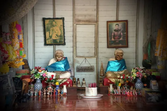 ตำบลมาบข่า : ศาลเจ้าพ่ออำมาตย์ เจ้าแม่สไบย์ทอง (Source: Thailand Tourism Directory)