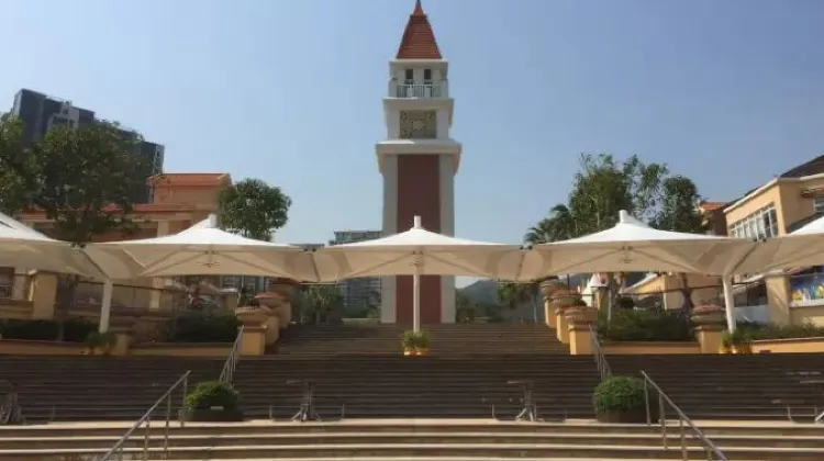 愉景北露天廣場鐘樓充滿意國建築特色