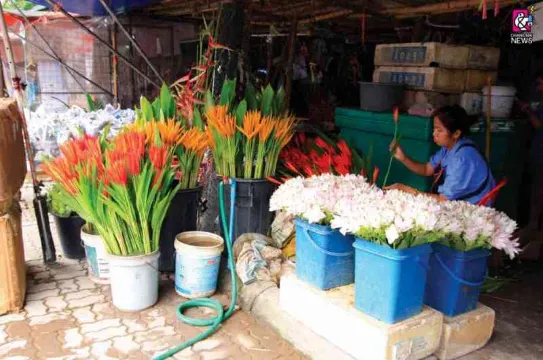 ตลาดดอกไม้บริเวณตลาดวโรรส จ.เชียงใหม่ (แหล่งที่มาของภาพ: Top Chiang Mai)