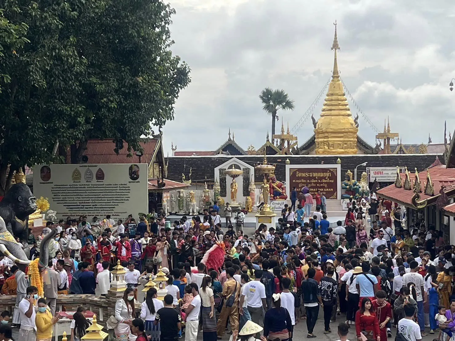 วัดพระธาตุดอยคำ - เชียงใหม่ : ลานทางเดินก่อนถึงอาราม (Source: หลวงพ่อทันใจ วัดพระธาตุดอยคำ เชียงใหม่)