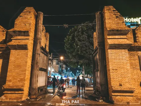 ประตูท่าแพตอนกลางคืน - จ.เชียงใหม่ (แหล่งที่มาของภาพ: Nork Rob)