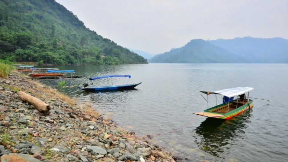 แก่งสามชั้น - นครนายก : เรือจอดเทียบท่า (Source: สำนักงานจังหวัดนครนายก)