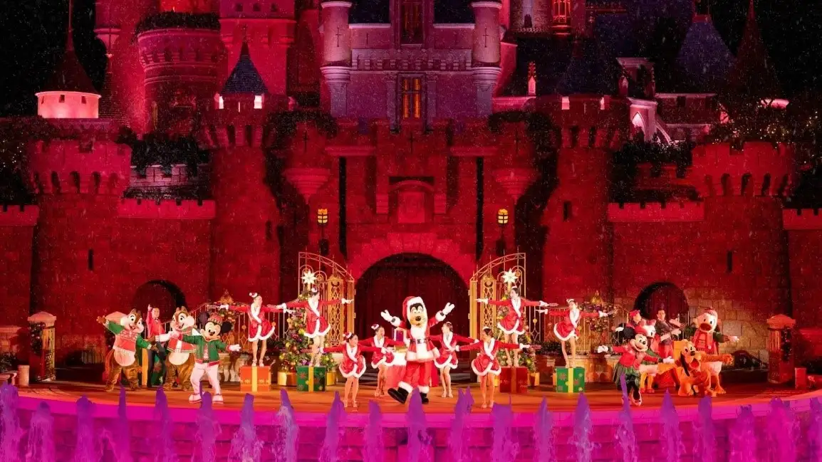 各個卡通人物都會在城堡前載歌載舞慶祝聖誕。