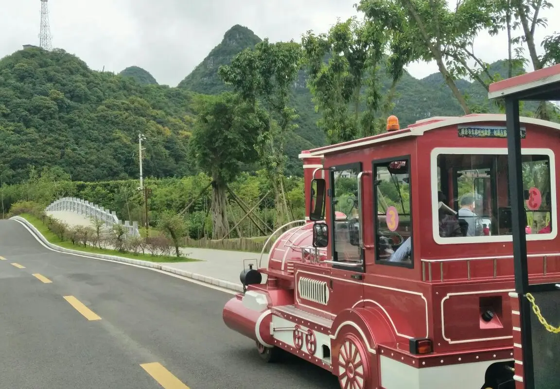 中國貴州興義萬峰林景區的「小火車」