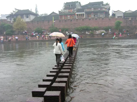 建議遊客穿上舒適的鞋子遊覽鳳凰古城