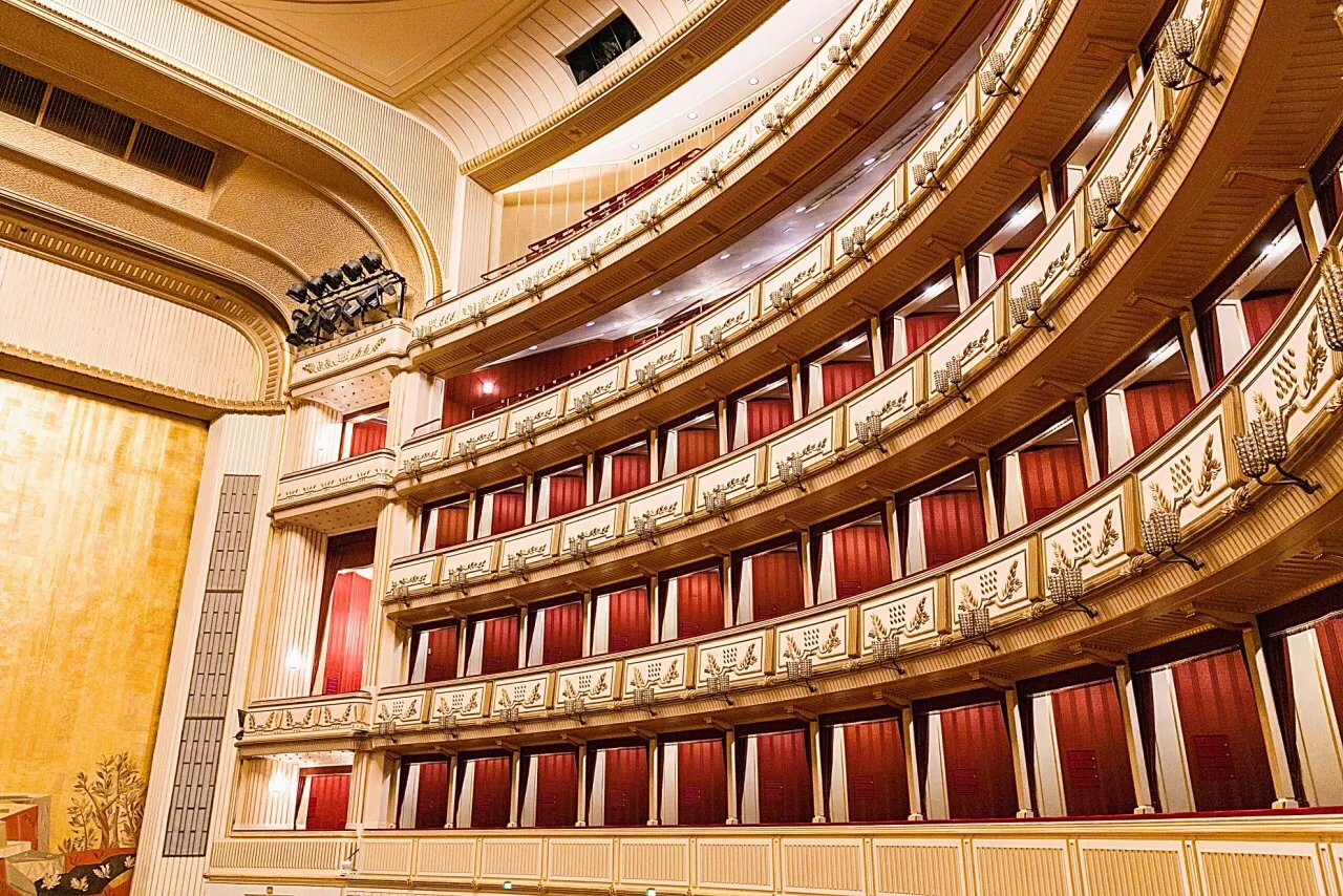 Vienna Operahouse: A Magnificent Glimpse Inside the Splendid Interior