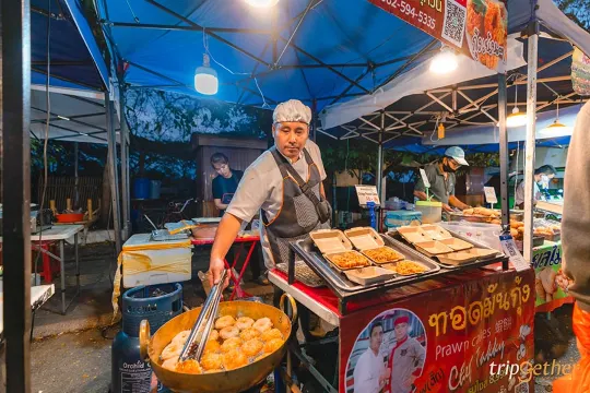 ถนนคนเดินลำพูน - ลำพูน : ร้านขายทอดมันกุ้ง (Source: ทริปเก็ทเตอร์)