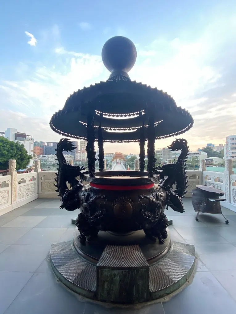 高雄覆鼎金保安宮的香爐