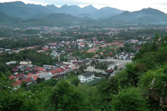 ตลาดเช้าหลวงพระบาง - หลวงพระบาง ลาว : ภาพถ่ายทางอากาศ (Source: wikipedia)