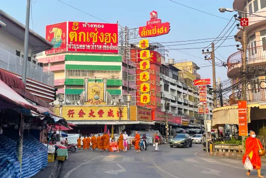 ร้านค้าบริเวณตลาดวโรรส จ.เชียงใหม่ (แหล่งที่มาของภาพ: รีวิวเชียงใหม่)